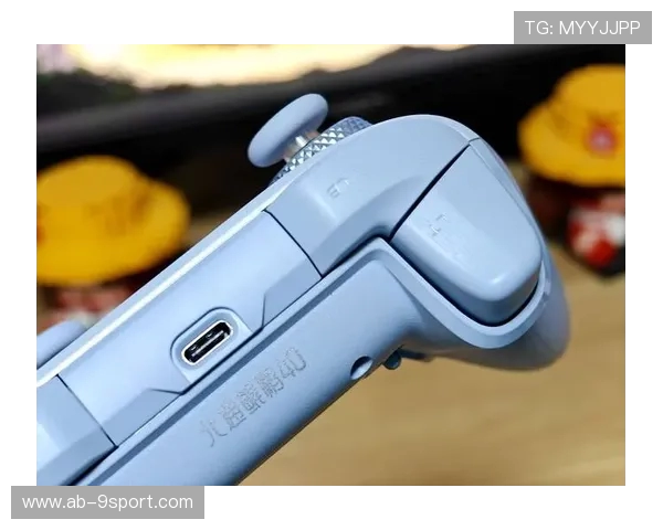 M18游戏掌机全身实拍展示，感受极致便携与游戏畅玩体验