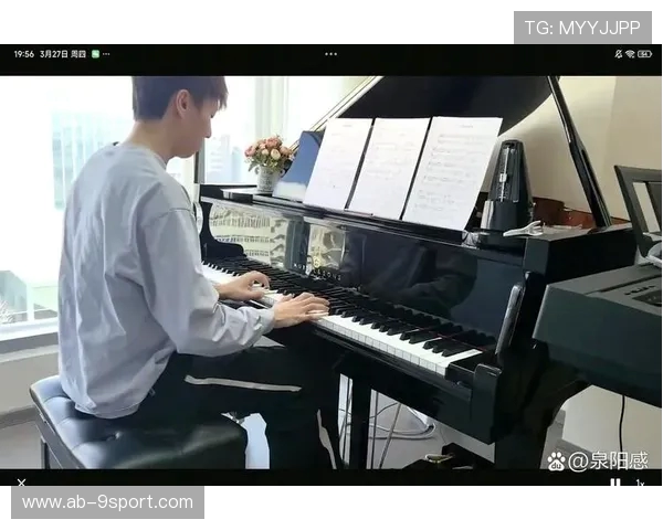 旁边人物互动演绎与钢琴音乐融合的全新唱跳游戏体验